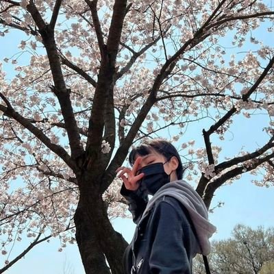 ukoorz's profile picture. 无比珍贵的孩子们 像角星一样在各自尖端闪闪发亮却紧紧相连 无论是否有人向其仰望 她们都会为彼此视线所到之处照明|ALL IN US for everyone who makes those beautiful eyes sad