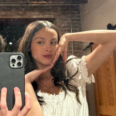 bookstbtch's profile picture. 🎧ྀི📖