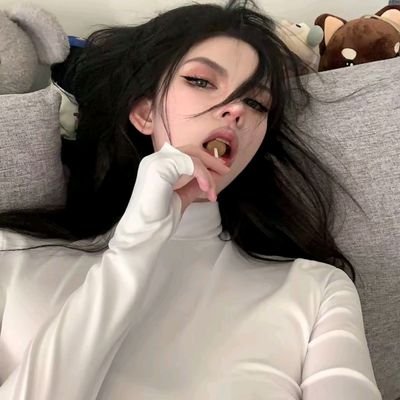 Sy912_'s profile picture. 慢慢来，好戏都在烟火里。