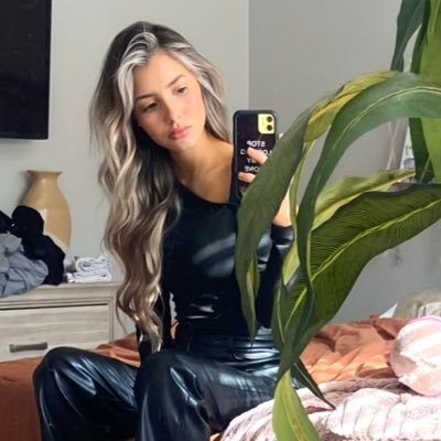 mariahviv's profile picture. Proverbs 3:5-6 🌼 | tamu