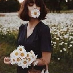 Loraujuil49255's profile picture. 