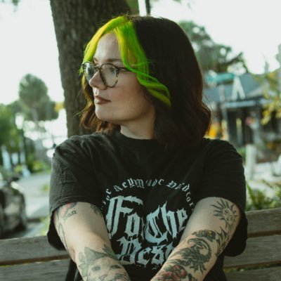 idkpae's profile picture. 27 • pisces • probably reading a book or drinking coffee