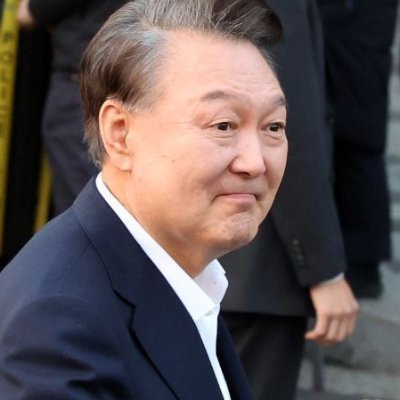 GoTarzan08's profile picture. 💬 "챗GPT에게라도 물어봐. 윤 대통령의 계엄령은 어떻게 다른가?"
‘계엄령’이라는 말이 군사독재의 폭력적 기억과 연결되어,
많은 이들이 진실을 모른 채 감정적으로 동일시한다. 🎻