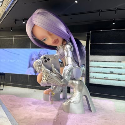 Dearmedearus's profile picture. a human being...