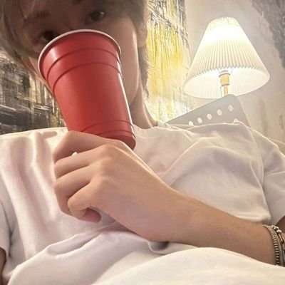 eoxmics's profile picture. why can't we turn back timе