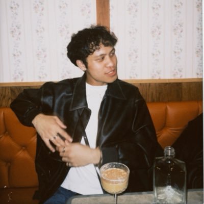 halfemptyboyy's profile picture. 27 | so here i sit, smoking my last cigarette with this love in my heart