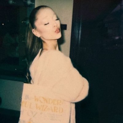 aaniyahlovesari's profile picture. WAIT WHAT