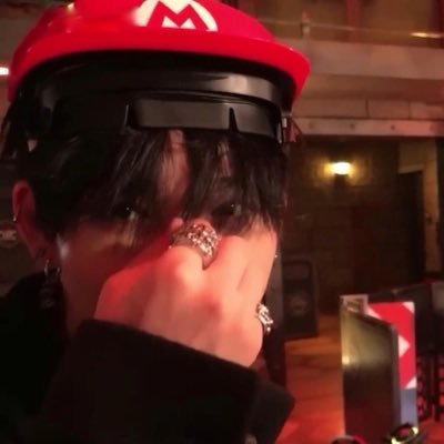 readingwbella's profile picture. Politicamente incorreta - crise universitária e comentarista do mundo literário