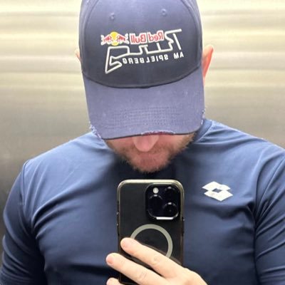V_i_n_i_33's profile picture. .