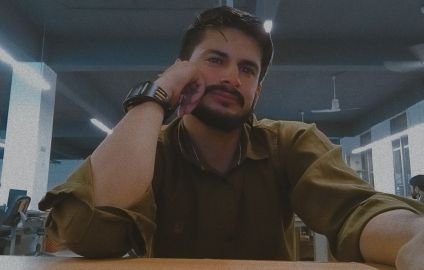 MeharHusnain102's profile picture. Life achi without bachi ✌🏻