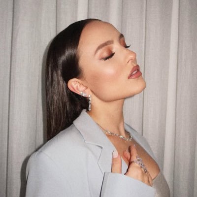 actzlari's profile picture. eu e a larissa ouvindo mpb.