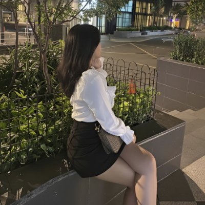 lovelycharm645's profile picture. Creating trends by day 👗
Balancing markets by night 💼
Fueled by yoga or horsepower 🧘‍♀️🏎
 — Life’s a masterpiece in USA 🇻🇳