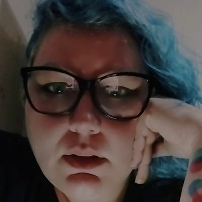 penkala's profile picture. Phoebe Waller-Bridge quebrando a quarta parede / I just didn't get the memo / Quem sabe ainda sou uma garotinha esperando o ônibus da escola sozinha