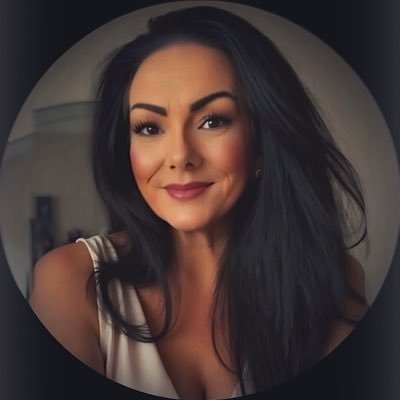 Ayesha_Robs's profile picture. Self-taught Artist👩🎨 Psychotherapist🦋