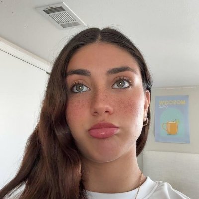 larashinezt's profile picture. Premiers frissons doux → @laramouet