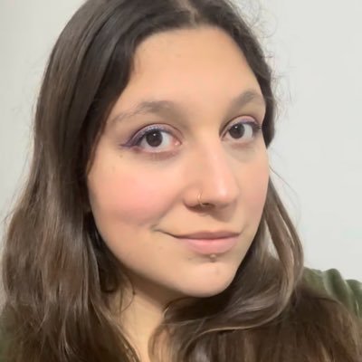 Casi 30. Hadita artesana, acuariana, docente. Debilidad por las gomitas, el dulce de leche y el roquefort.