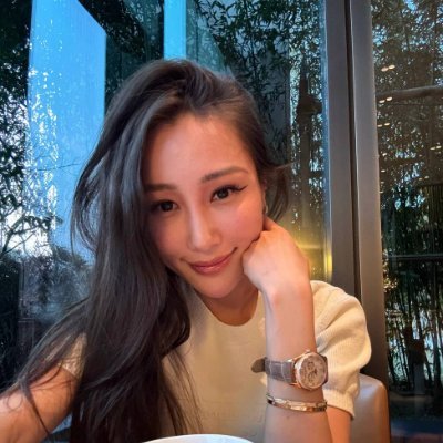 ViviStevens11's profile picture. Everyone has talents, but if you judge a fish by its ability to climb a tree, it will spend its whole life believing it is stupid🐟🐠