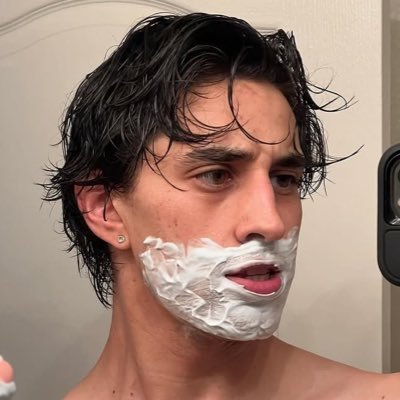 derekgymbro's profile picture. 22. eng rp.