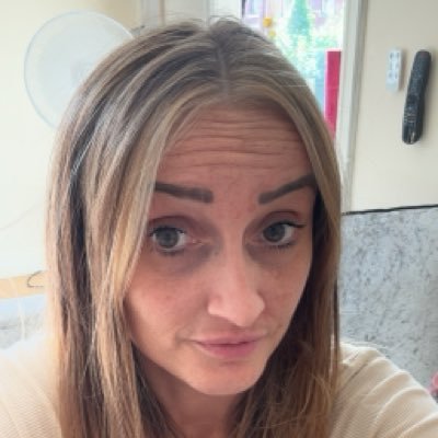 LisaNicola2's profile picture. .