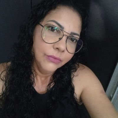 AdrianaR15084's profile picture. Direita sempre, mãe e longe da perfeição.