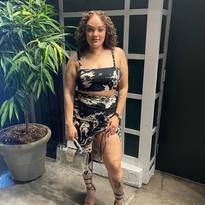 Lauritanav1's profile picture. Motherhood has a very humanizing effect. Everything gets reduced to essentials
Now my belly is as noble as my heart.