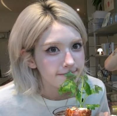 _thefroyd's profile picture. 𝟗𝟗% 𝐫𝐚𝐧𝐝𝐨𝐦 𝟏% 𝐬𝐮𝐠𝐚𝐫 🥛🍯✨ full time : @_lolifroyd 🛋️📚