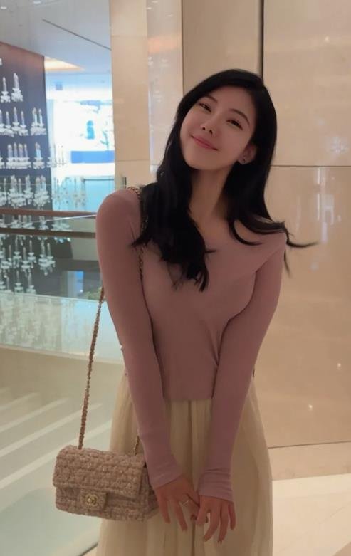 MirandaHaw76734's profile picture. 내 손끝에 닿으면, 심장이 두근거릴 걸요.