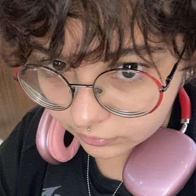 trxkttz's profile picture. Jogo lol compulsivamente e gosto de água com gás