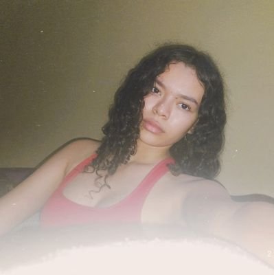 _ri_elly's profile picture. Quero a simplicidade de quem não tem medo de ser. -Clarice Lispecrtor