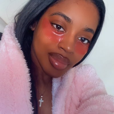 niniesinterlude's profile picture. you built  up a world of magic because your real life is tragic