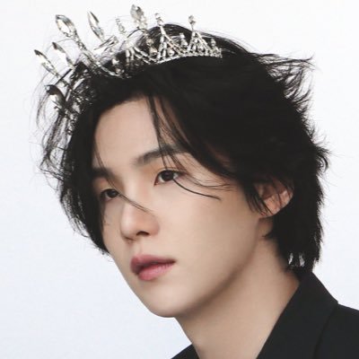 SUGAPRINCESSS's profile picture. 30 ⋆ writer ⋆ BTS 💜 OT7 ⋆ autora de A Flor do Rei, Bevimi, Collared e +80 obras. Embaixadora Yoongi dilf. Não é um FC. 🐱🐥🌼
◢◤AVICII