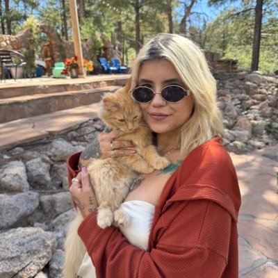 AVallequinones's profile picture. she/her