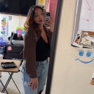 yayaaxo_'s profile picture. A woman obsessed with the moon, flowers, sunrises & sunsets.