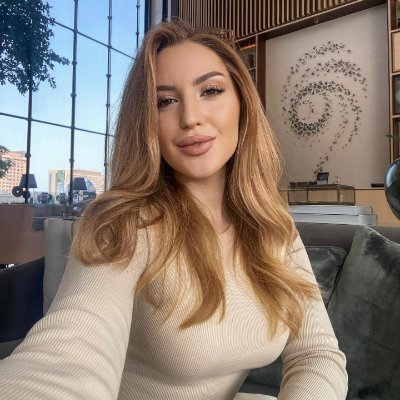 HeyItsJulieCM's profile picture. Beauty begins the moment you decide to be yourself