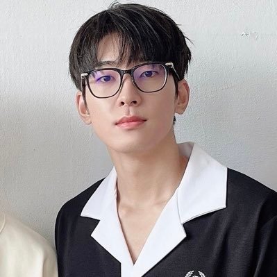 zeesarchived's profile picture. 