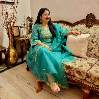 Nidhzee's profile picture. Avid Reader & Writer| Kashmiri Hindu-Poonchi | Political Enthusiast | Tweets on Me & My Thoughts | Relationships | Love & Breakup
