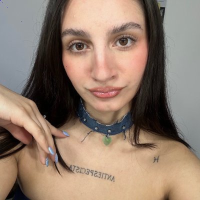 AriiiaanaS8l's profile picture. I look better on Snap hehe 👀 click the link for it 💝 'arianaskxx'