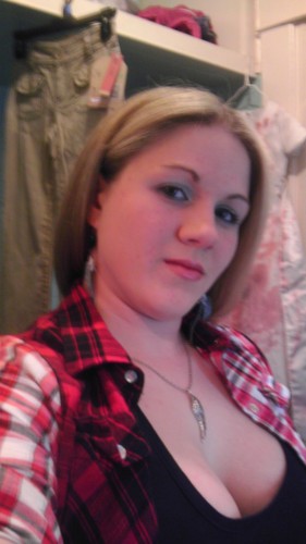 Hey I'm amber.... I'm a tom boy n proud of it.. I got hunting fishing camping love trucks n mudd lol... just a bit about me