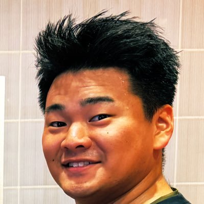 yoshy_yoshioka's profile picture. 吉本興業 芸歴3年目 NSC45期 ピン芸人 大阪府民 漫談家 キャラ芸 ウルトラマンになるのが夢 @tsuburayaprod 待っててください。