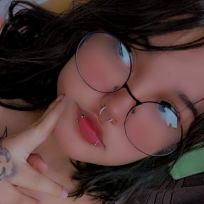 franvioletuwu's profile picture. kitty lover/21y/student/BPD/ Girl with glasses/ no social skills :( *GIRL WHO SENDS NUDES FOR FREE!!* ʕっ•ᴥ•ʔっ ONLY ACCOUNT SNAP:frankilet‼️german/english