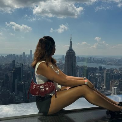 aniqaxh's profile picture. I travel & watch movies. ✈️🎬