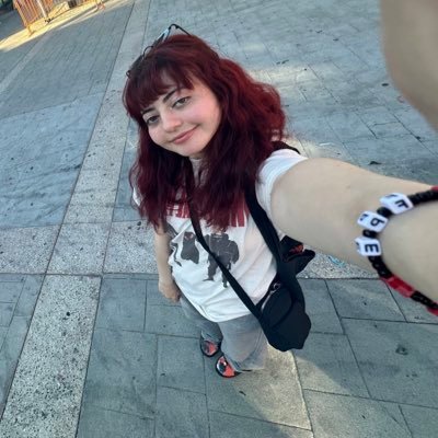 cutmynip's profile picture. the girl who made the pookie sign