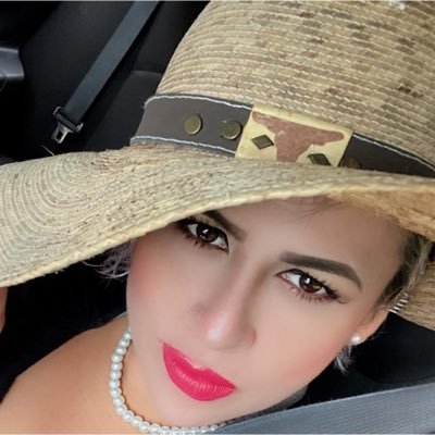 dinacrespo83's profile picture.