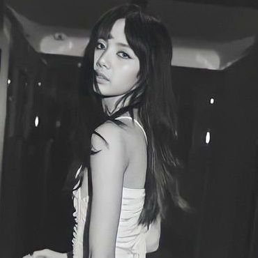 Ialjisa's profile picture. 𝐅𝐀𝐔𝐗 く the gold whitin her core is branching off, through the leaves and past the night, mowing all living's psyche down. spellbindingly face、Lalisa.⠀