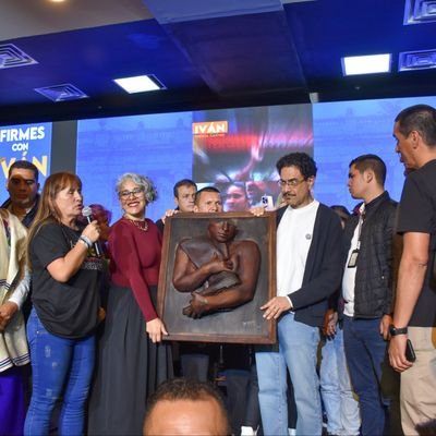 Vivianadiaz2012's profile picture. de izquierda. viva Fidel, Chaves, el che. 
si no les gusta mi ideología bien puedan seguir de largo.