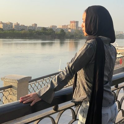 lily_yyss's profile picture. بنوتة مصرية بتجري ورا أحلامها الصبح و بتكتب عنهم بالليل