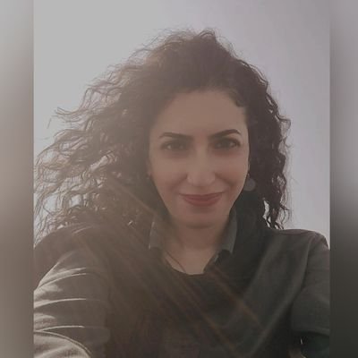 OfbarAnha's profile picture. من در انحنای هستی ایستاده‌ام...
آن‌جا که زمان و مکان در رقصی عاشقانه در هم می‌پیچند...