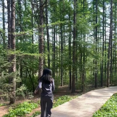 yvktbcmnq's profile picture. 東欧の街に吹く風は冷たいのに、
その風の中で見た笑顔は驚くほどあたたかかった😊