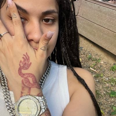 analeinelas's profile picture. it girl | musician | dev