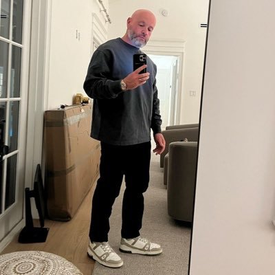 daniihakim29's profile picture. cool and decent 🥰